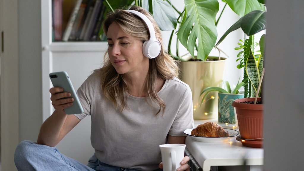 10 Mental Health Podcasts Therapists Actually Listen To and Recommend