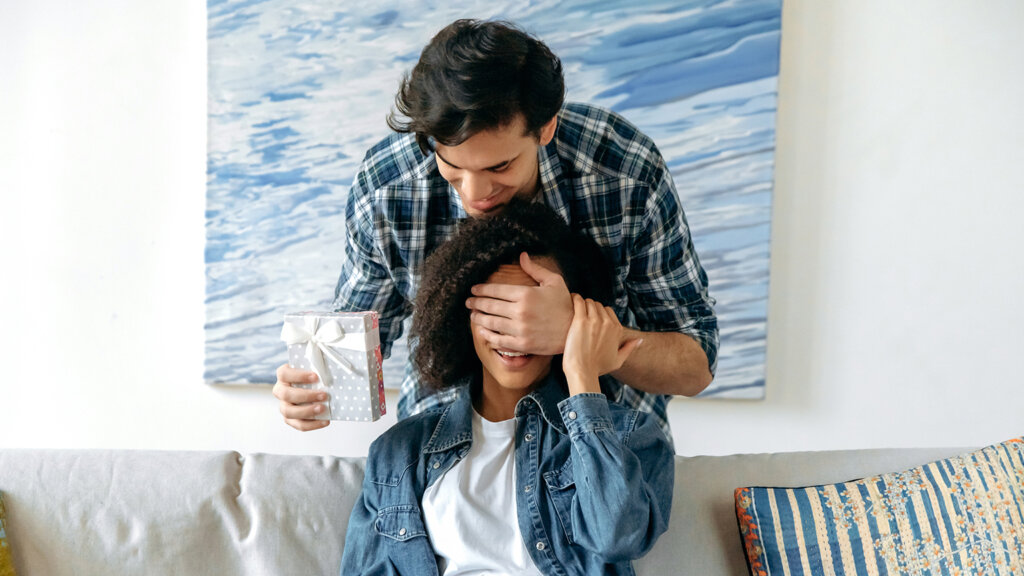What Is Love-bombing? A Therapist Explains the Red Flags and Real Intentions