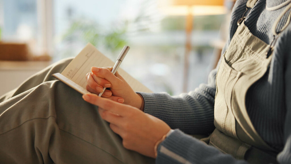 How to Journal for Anxiety: 3 Prompts That Actually Help Me When I’m Spiraling