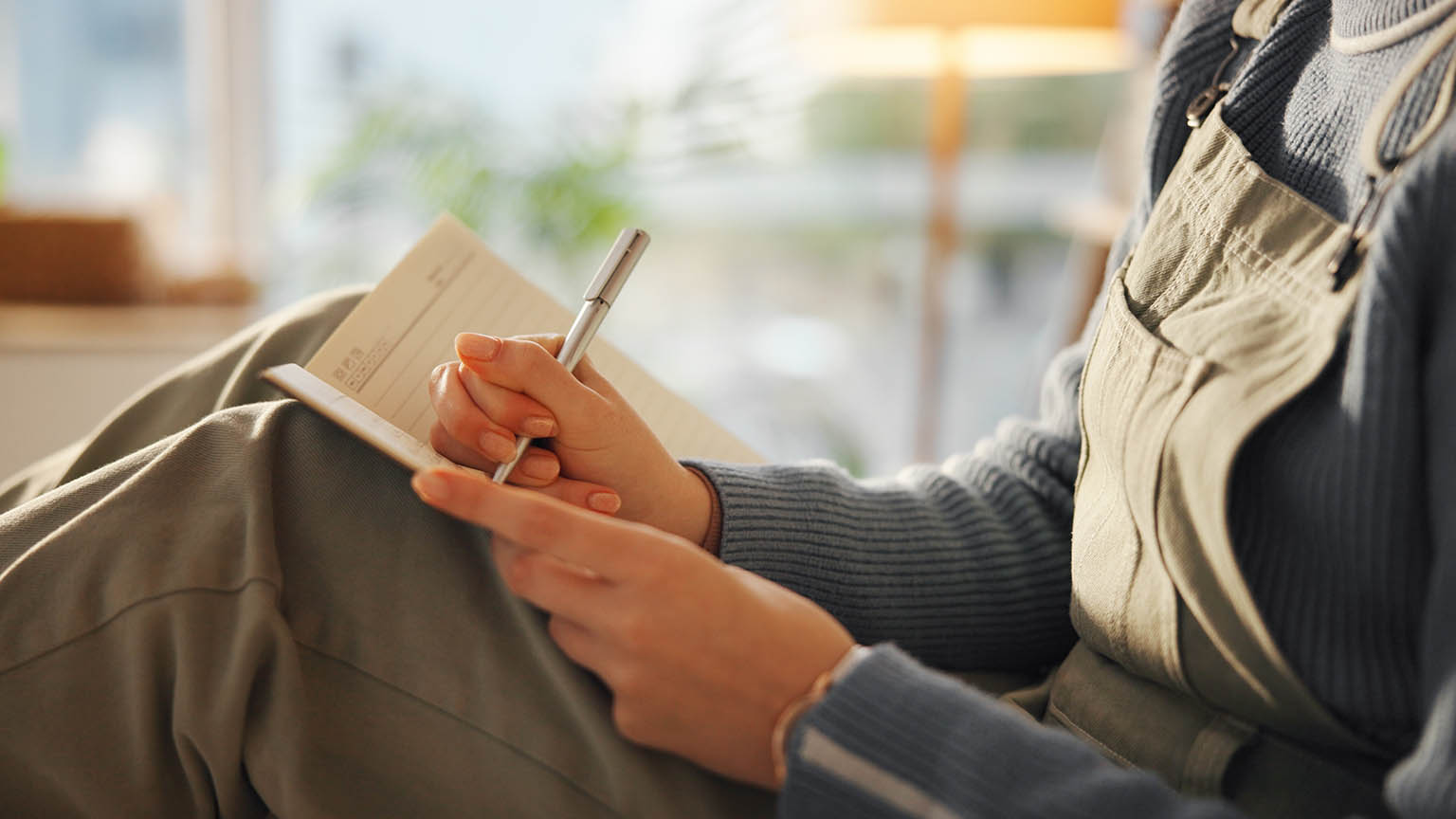 How to Journal for Anxiety: 3 Prompts That Actually Help Me When I’m Spiraling